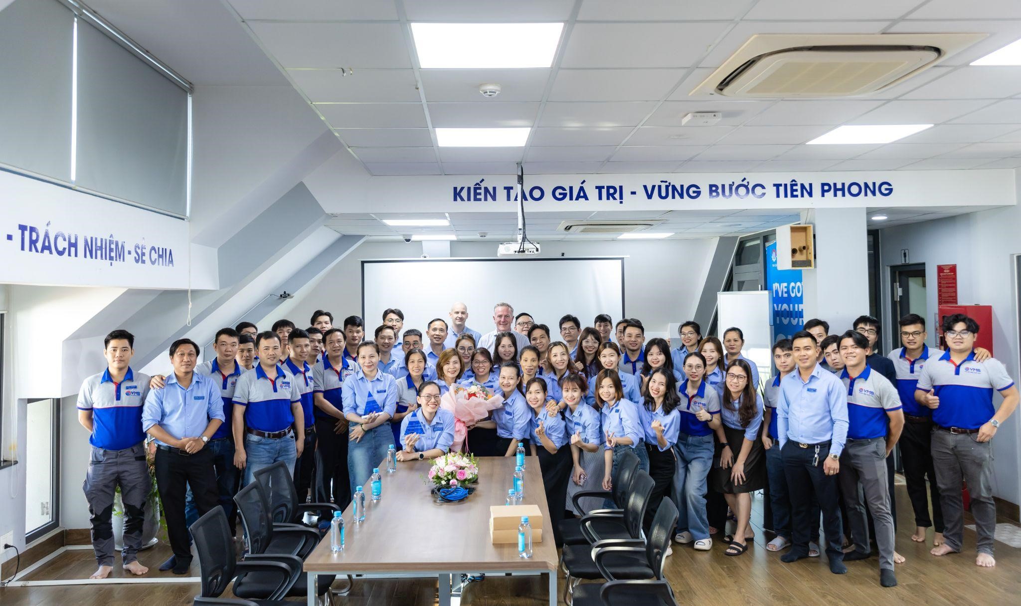 Tập thể VMS cùng các đại diện LINX